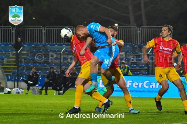 pineto-calcio-recanatese-foto-pineto-calcio
