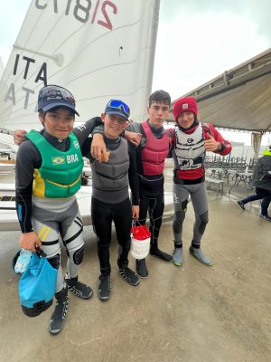 ragazzi-con-i-segni-rossi-dipinti-contro-la-violenza-contro-le-donne