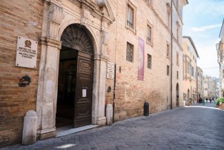 unimc-via-garibaldi_ingresso-2-325x217