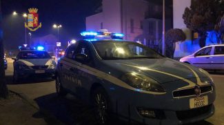 volante-polizia-notte-generico-2-325x181