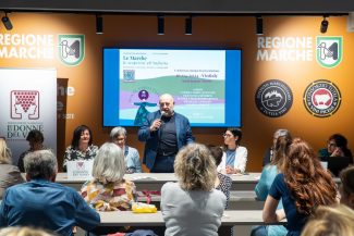 Convegno-Donne-del-Vino_al-centro-Antonini_1-325x217