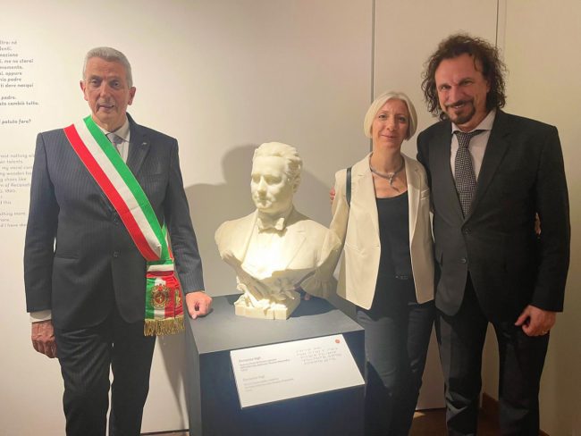 Sindaco-Antonio-Bravi-Ass-Rita-Soccio-Fabio-Armilliato-con-il-busto-di-Gigli-