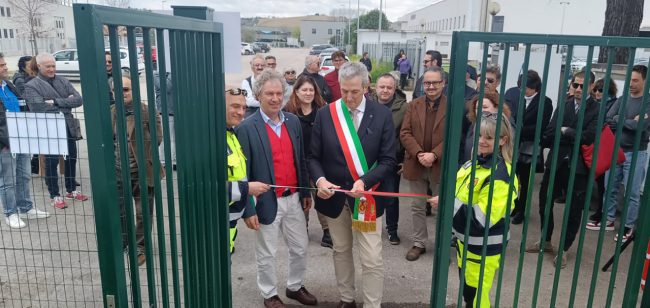 Taglio-del-nastro-inaugurazione-Centro-Riuso-