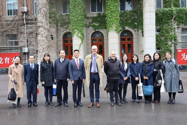 foto-di-gruppo-per-il-rettore-John-Mc-Court-e-il-direttore-dell-Istituto-Confucio-Giorgio-Trentin-a-Pechino