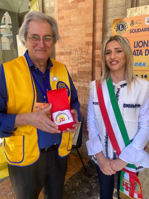 il-presidente-del-Lions-Club-Macerata-Host-Massimo-Serra-e-la-vicesindaco-di-Macerata-Francesca-DAlessandro