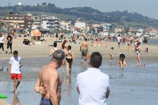 primo-giorno-di-caldo-folla-al-mare-in-spiaggia-lungomare-centro-civitanova-FDM-4-325x216