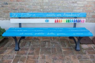 PANCHINE_MELANIA_REA-4-325x217