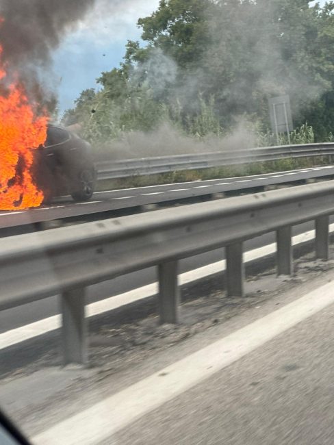 auto-a-fuoco-superstrada-2-488x650