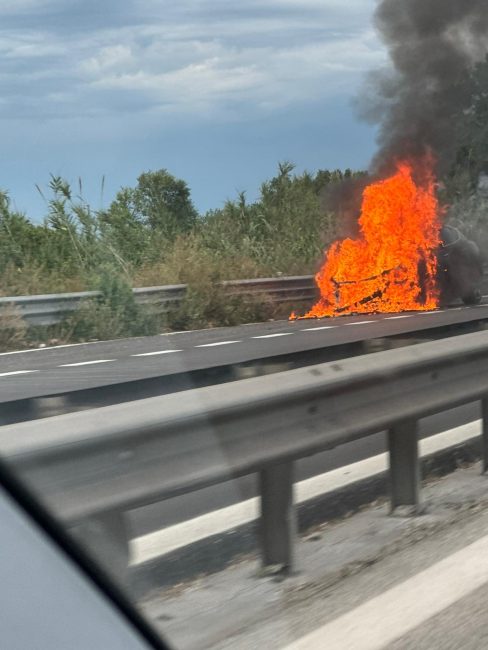 auto-a-fuoco-superstrada-3-488x650