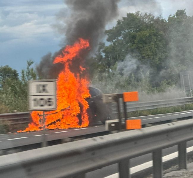 auto-a-fuoco-superstrada-4-e1716400142540-650x600