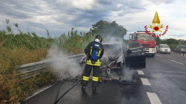 incendio-auto-ss77-superstrada-vigili-fuoco-1-650x366