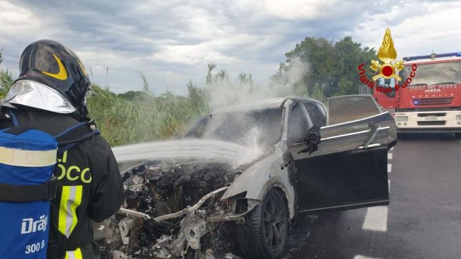 incendio-auto-ss77-superstrada-vigili-fuoco-2-650x366