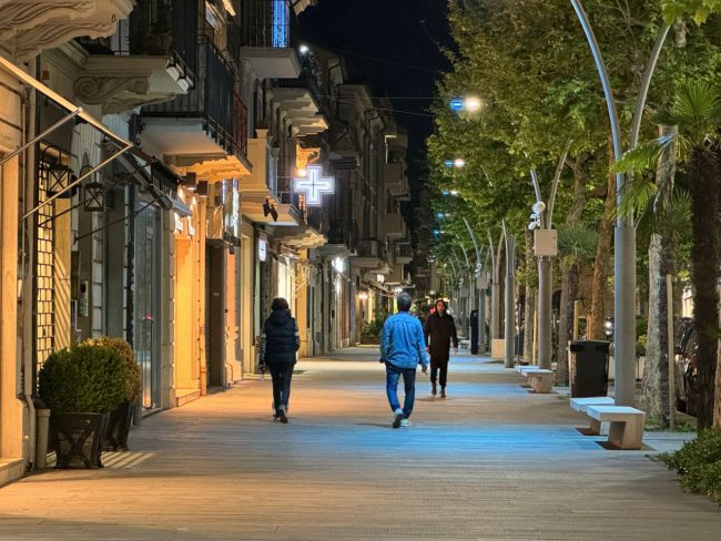 luci-blu-corso-umberto-I-civitanova-3-650x488