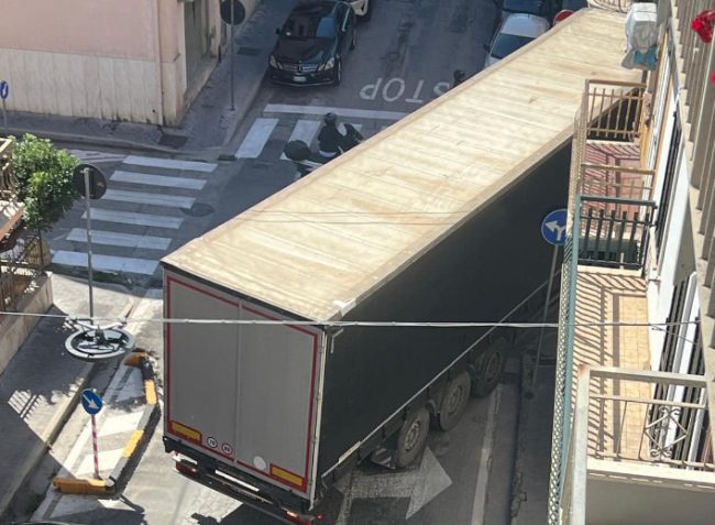 tir-incastrato-civitanova