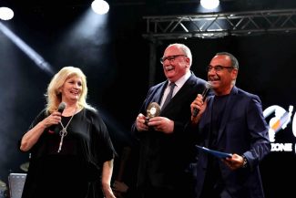 02-Premio-Ravera-2023-Carlo-Conti-Iva-Zanicchi-e-Sindaco-325x217