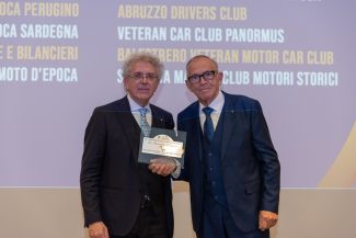 Il-presidente-Asi-Alberto-Scuro-premia-Fausto-Tronelli