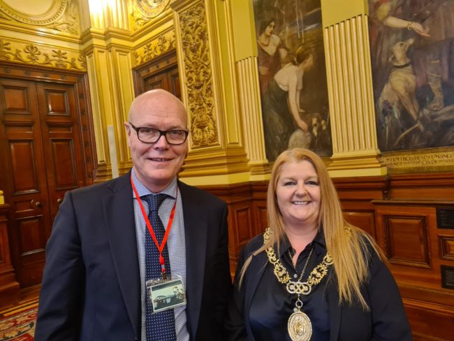 Il-rettore-John-Mc-Court-con-sindaco-di-Glasgow-Jacqueline-McLaren