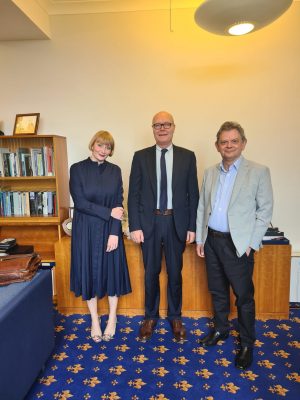 Il-rettore-JohnMcCourt-con-Anton-Muscatelli-e-Rachel-Sandison-