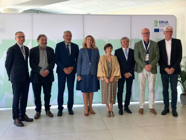 John-Mc-Court-insieme-agli-altri-rettori-di-Erua