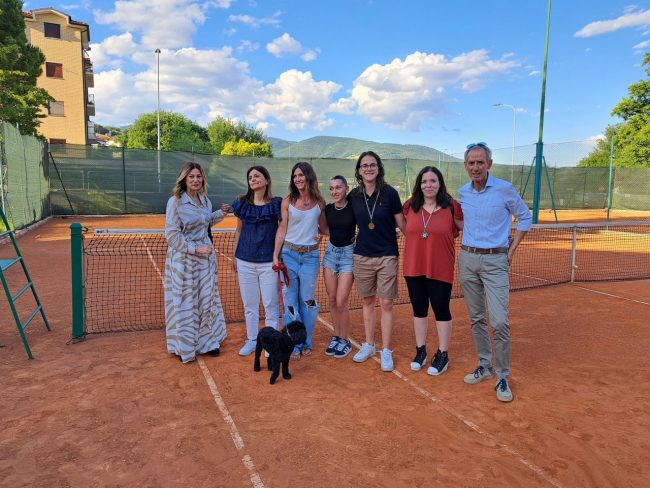 Le-finaliste-del-singolare-femminile-col-Presidente-Claudio-Cioli-e-la-famiglia-di-Sabrina-Cruciani
