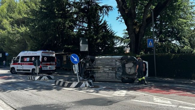auto-ribaltata-via-roma1_censored-650x366