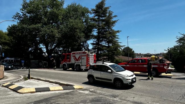 auto-ribaltata-via-roma_censored