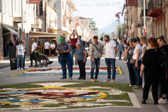 castelraimondo-infiorata-1-650x433