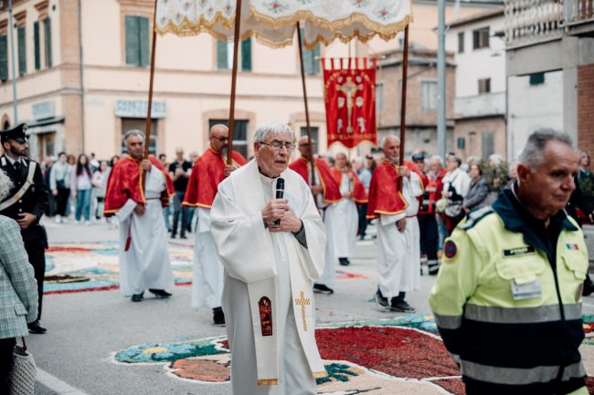 castelraimondo-infiorata-7-650x433