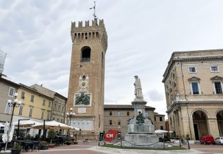 comune-di-recanati-palazzo-comunale-torre-piazza-leopardi-archivio-arkiv-FDM-2-325x224