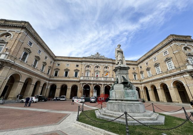comune-di-recanati-palazzo-comunale-torre-piazza-leopardi-archivio-arkiv-FDM-5-650x456