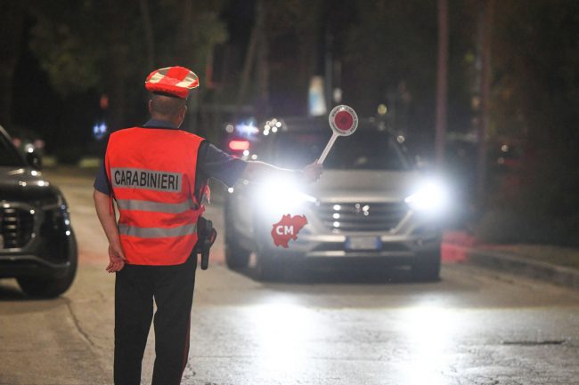 controlli-carabinieri-movida-lungomare-sud-archivio-arkiv-civitanova-FDM-6-650x433