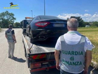 finanza-sequestro-maserati