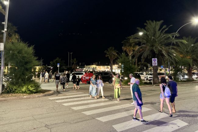 passeggio-lungomare-sud-movida-del-sabato-civitanova-FDM