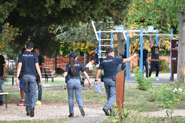 polizia-controlli-giardini-diaz-macerata-archivio-arkiv