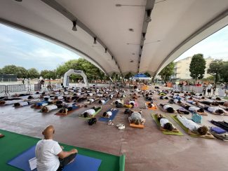 yoga1-325x244