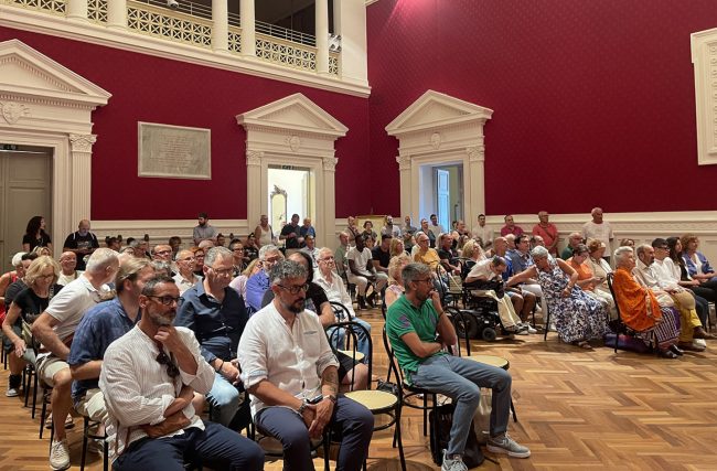 1-Consiglio-Comunale-Recanati-3-650x427