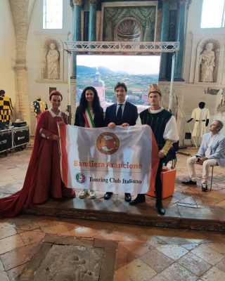 Consegna-Bandiera-Arancione-1-320x400