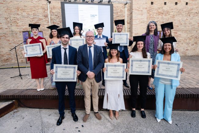 Foto-gruppo-diplomati-della-Scuola-di-studi-superiori-Giacomo-Leopardi-di-UniMc-2024-650x433