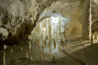 Sala-Candeline-Grotte-di-Frasassi1-325x217