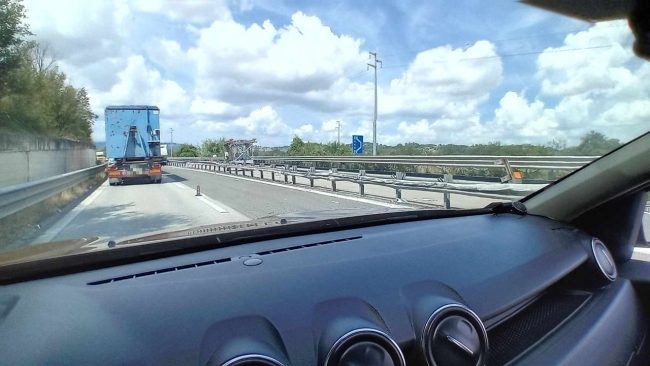 camion-superstrada-lavatrici_censored