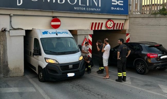 furgone-incastrato-sottopassaggio-2_censored-1-650x388