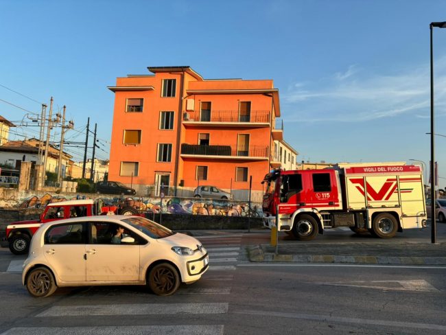 furgone-incastrato-sottopassaggio-vigili-del-fuoco-2-650x488