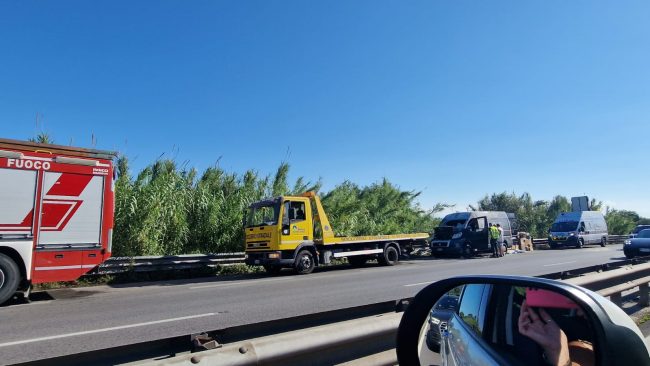 incendio_furgone_morrovalle-2-650x366
