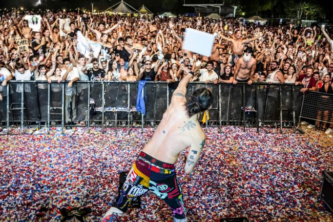 steve-aoki-torta-montecosaro-1-650x433