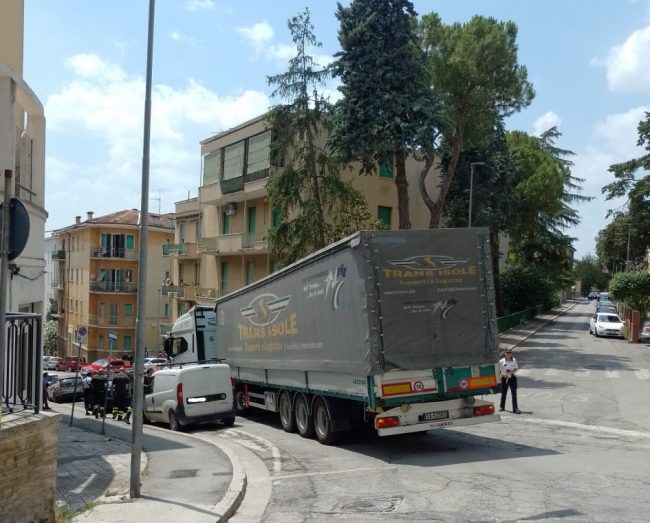 tir_bloccato_via_verdi-2-e1720439784679-650x523