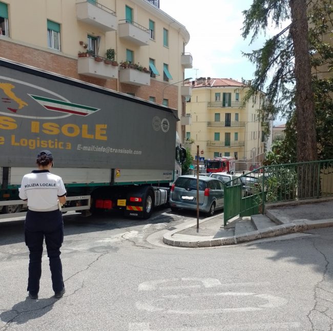 tir_bloccato_via_verdi-3-e1720439794519-650x646