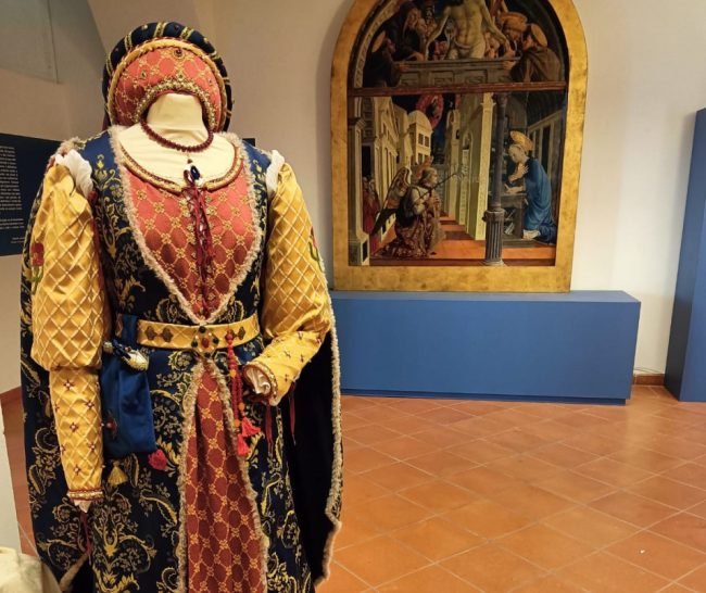 Abito-in-mostra-e1723208999253-650x546