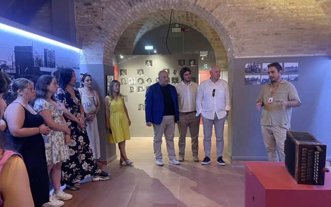 Ass-Antonini-Ass-Pelati-Sindaco-Pepa-e-il-direttore-del-Museo-Luigi-Petruzzellis-con-i-ragazzi-in-visita-al-Museo-