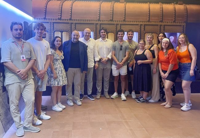Luigi-Petruzzellis-Ass-Antonini-Sindaco-Pepa-Ass-Pelati-con-il-gruppo-dei-discendenti-degli-emigrati-nel-Museo-nellEmigrazione-Marchigiana-