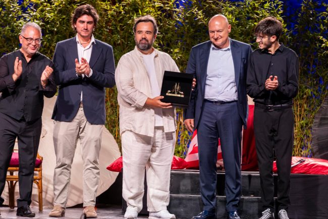 M-Serenelli-ass-Pelati-Roberto-de-Candia-sindaco-Pepa-consegna-Premio-Gigli-n